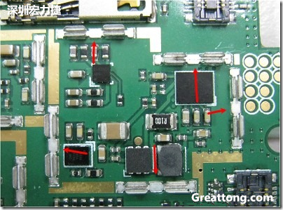 圖中顯示一塊電路板使用這種屏蔽夾(shielding clip)的實例。基本上我們在彎角的地方都設(shè)計擺放了一個屏蔽夾，這樣可以讓作業(yè)員比較方便安裝屏蔽罩(shielding can)時的對位準(zhǔn)確。然后在其他沒有屏蔽夾的地方也設(shè)計了一些接地的布線，一來可以稍微提升屏蔽罩的電磁隔絕能力，另一方面也可以為屏蔽夾無效時，馬上可以更改為屏蔽框，而無需要重新設(shè)計電路板。